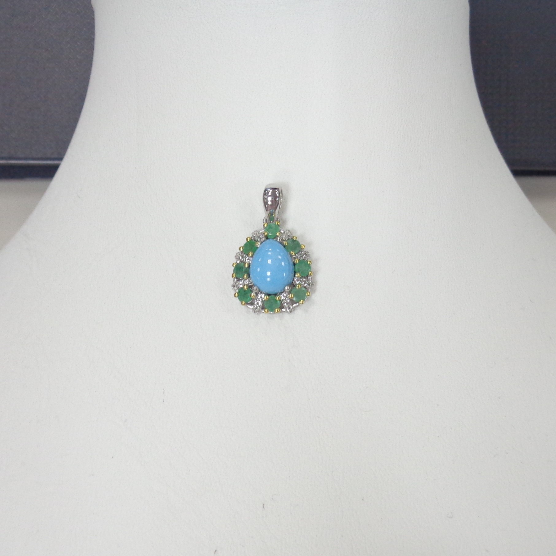 Серебряная подвеска с бирюзой и изумрудами